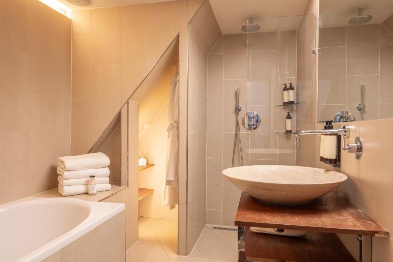 Superior Quadruple Room image 3
