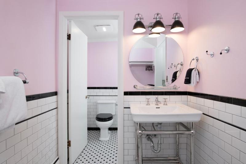 Queen Room image 3