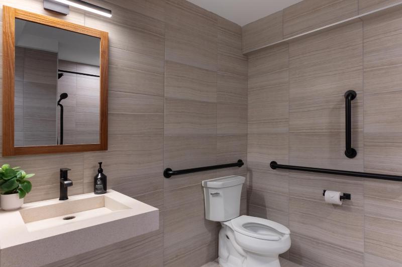 Standard Twin Room image 4