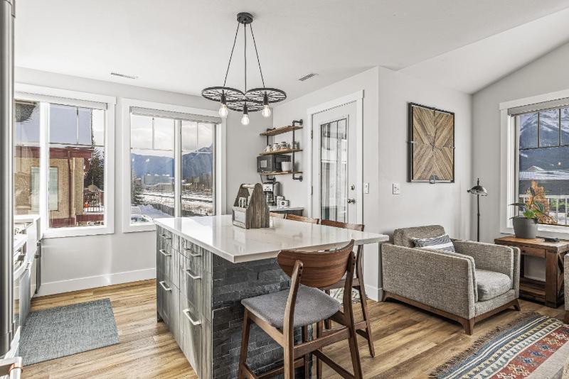 Spectacular Rocky Mountain Views 3BD By The Tracks - image 42