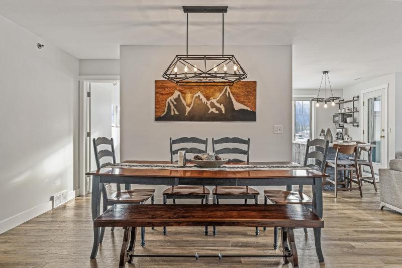 Spectacular Rocky Mountain Views 3BD By The Tracks - image 15