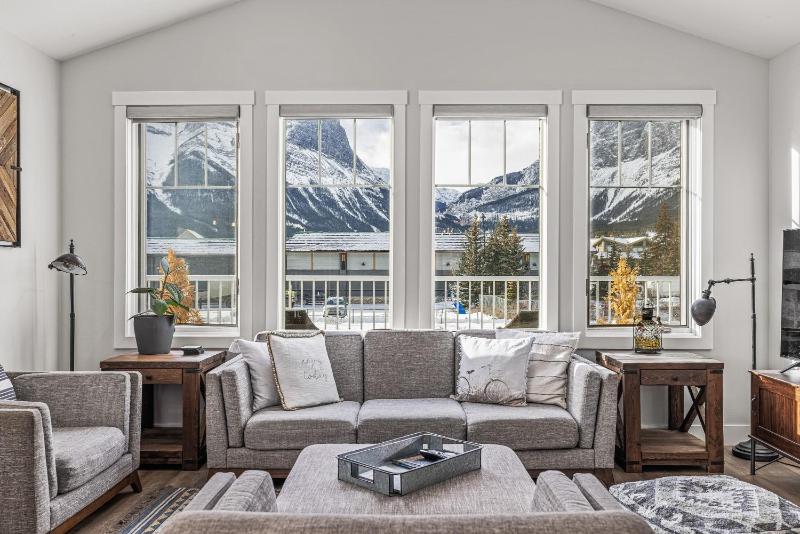 Spectacular Rocky Mountain Views 3BD By The Tracks - image 1