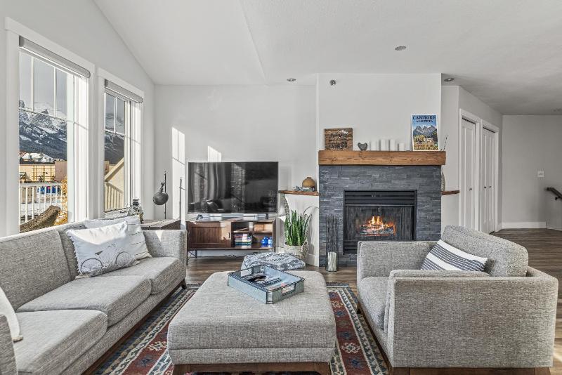 Spectacular Rocky Mountain Views 3BD By The Tracks - image 24