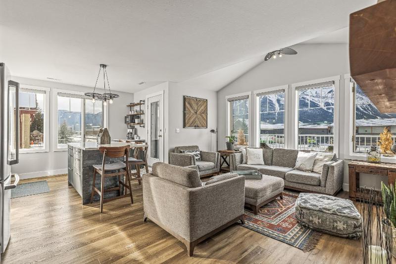 Spectacular Rocky Mountain Views 3BD By The Tracks - image 28