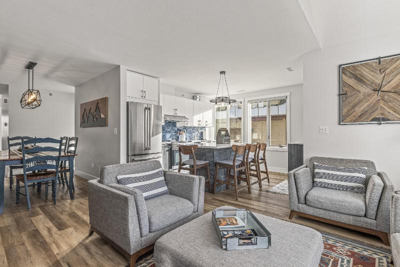 Spectacular Rocky Mountain Views 3BD By The Tracks - image 27