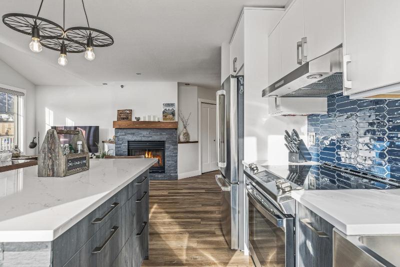 Spectacular Rocky Mountain Views 3BD By The Tracks - image 17