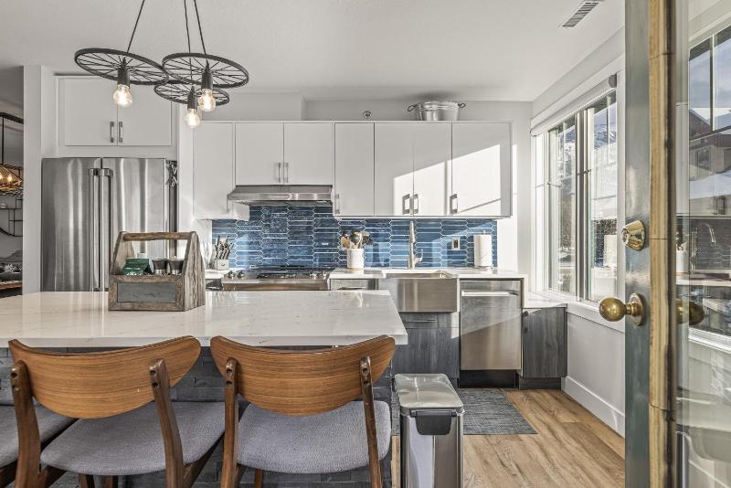 Spectacular Rocky Mountain Views 3BD By The Tracks - image 41