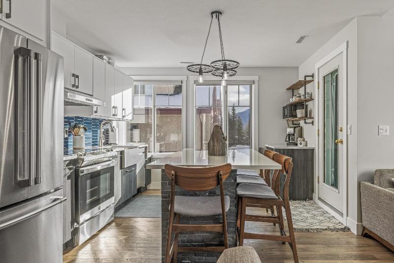 Spectacular Rocky Mountain Views 3BD By The Tracks - image 6