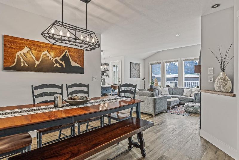 Spectacular Rocky Mountain Views 3BD By The Tracks - image 5