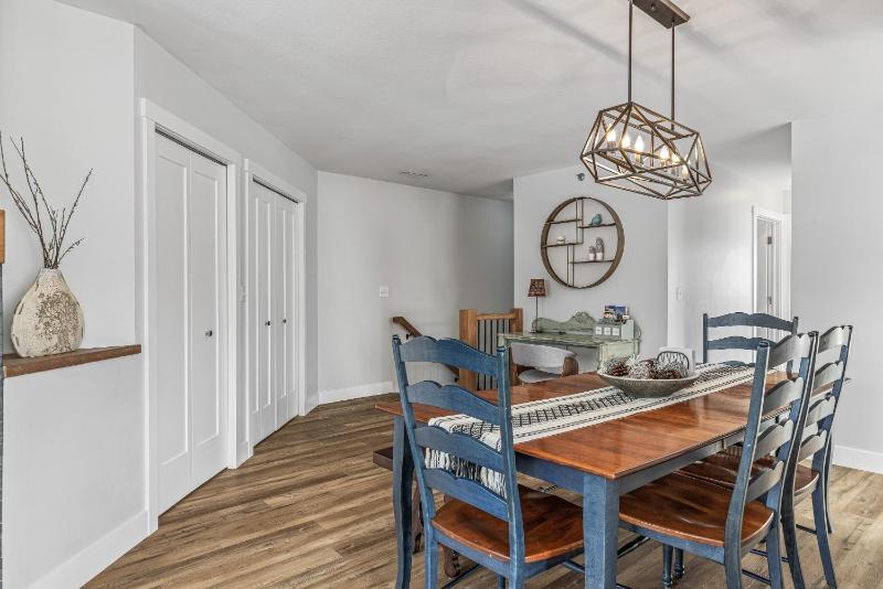 Spectacular Rocky Mountain Views 3BD By The Tracks - image 11