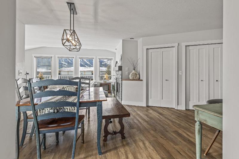 Spectacular Rocky Mountain Views 3BD By The Tracks - image 37