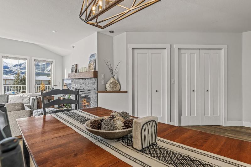 Spectacular Rocky Mountain Views 3BD By The Tracks - image 33