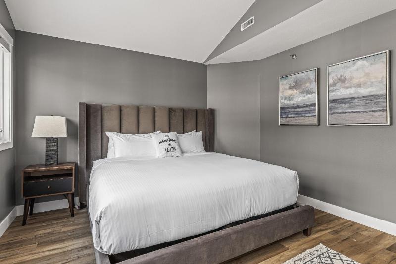 Spectacular Rocky Mountain Views 3BD By The Tracks - image 38