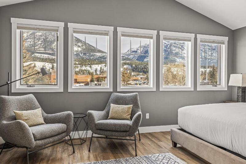 Spectacular Rocky Mountain Views 3BD By The Tracks - image 40