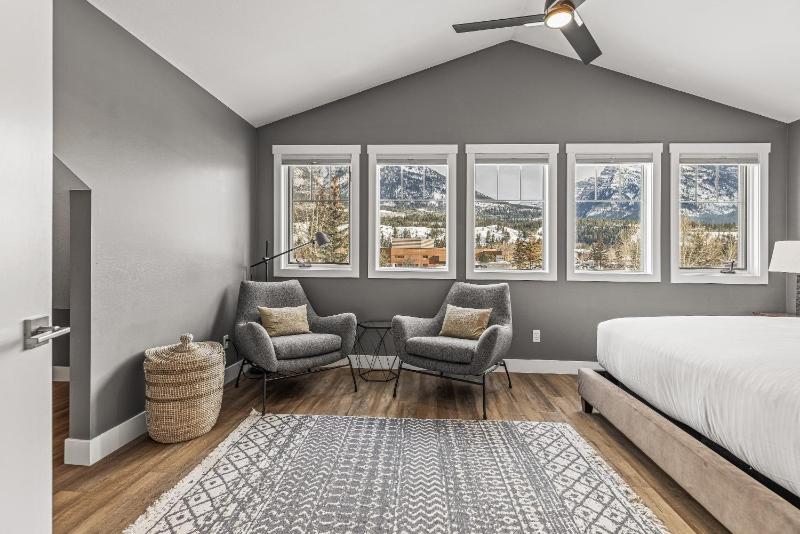 Spectacular Rocky Mountain Views 3BD By The Tracks - image 29