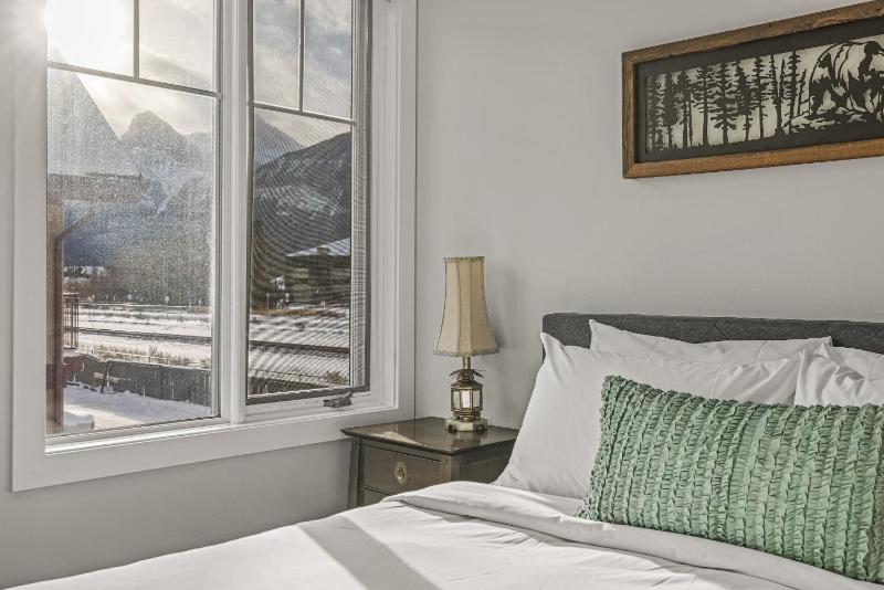 Spectacular Rocky Mountain Views 3BD By The Tracks - image 30
