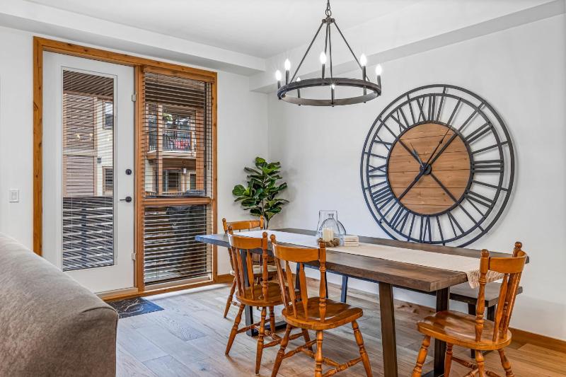Chic Urban Sanctuary in the Heart of Down - image 12