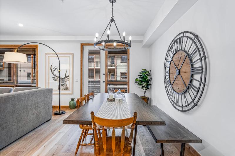 Chic Urban Sanctuary in the Heart of Down - image 14