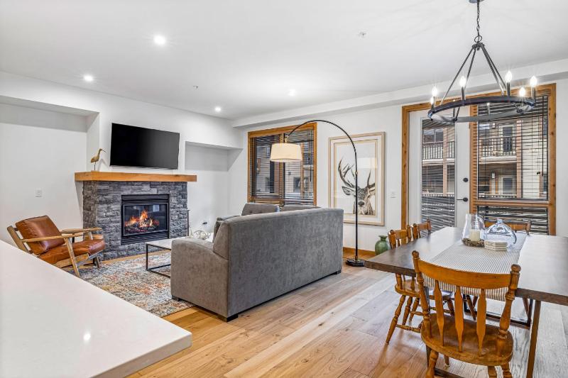 Chic Urban Sanctuary in the Heart of Down - image 26