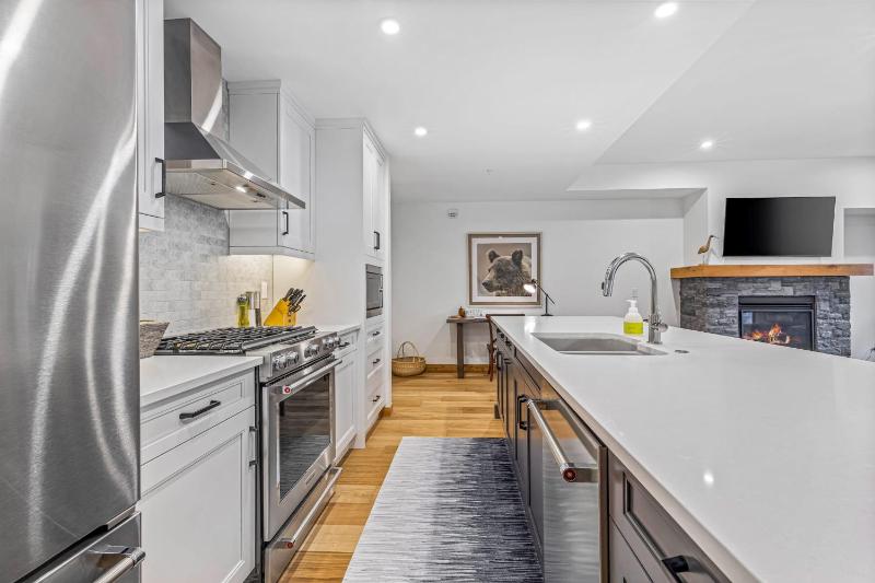 Chic Urban Sanctuary in the Heart of Down - image 18