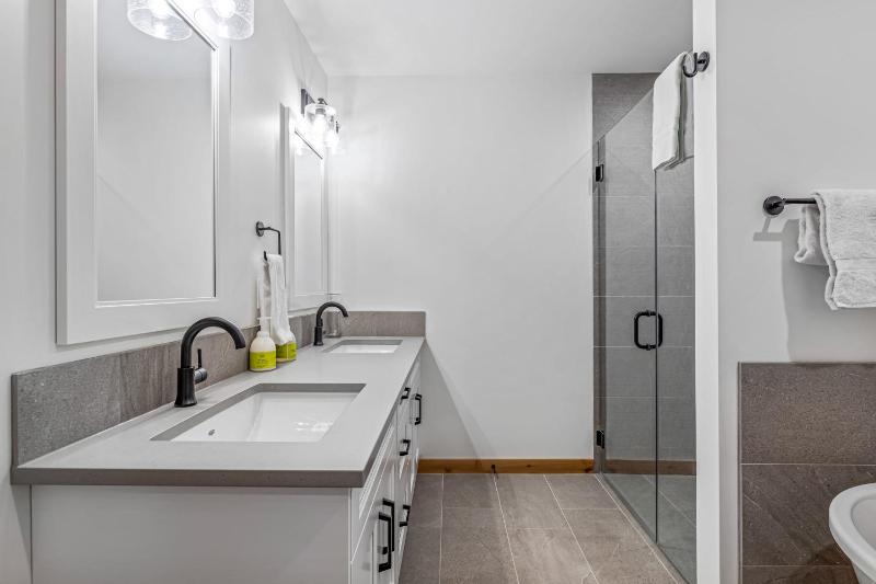 Chic Urban Sanctuary in the Heart of Down - image 9