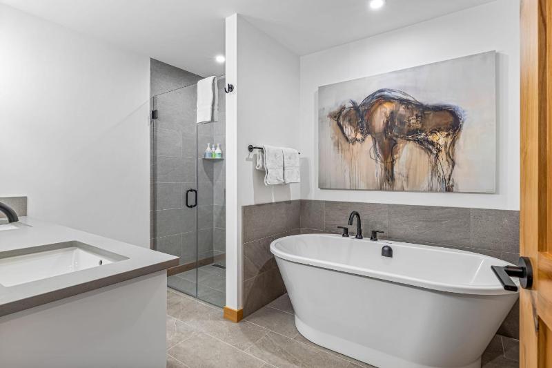 Chic Urban Sanctuary in the Heart of Down - image 25