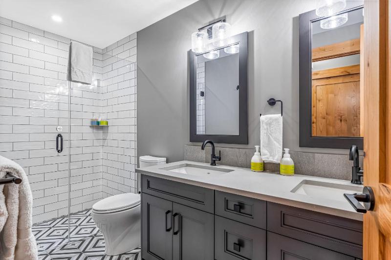 Chic Urban Sanctuary in the Heart of Down - image 5