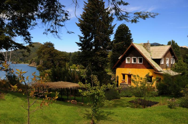 Los Juncos Patagonian Lake House - image 1