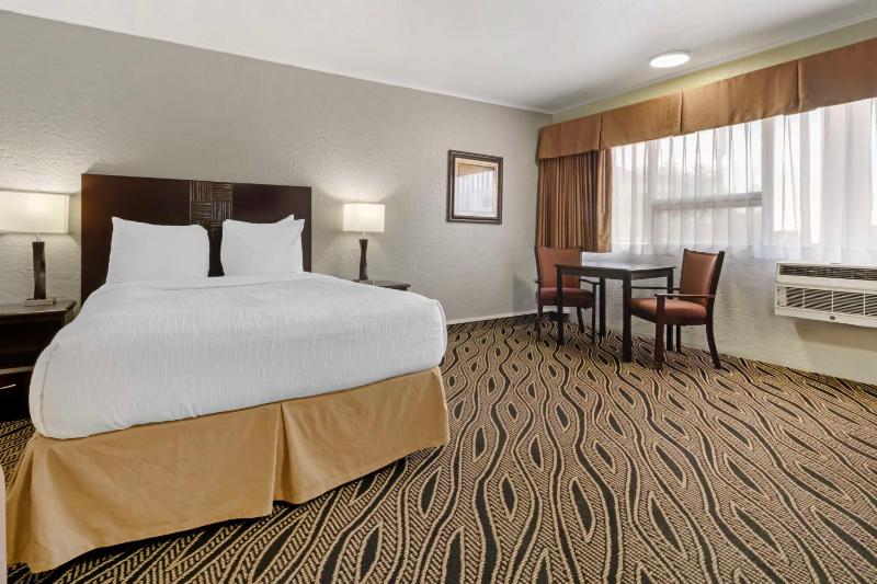 Queen Room - Non-Smoking image 1