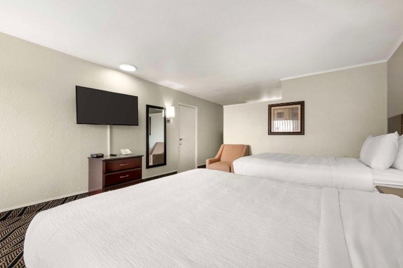 Queen Room with Two Queen Beds - Non-Smoking image 4