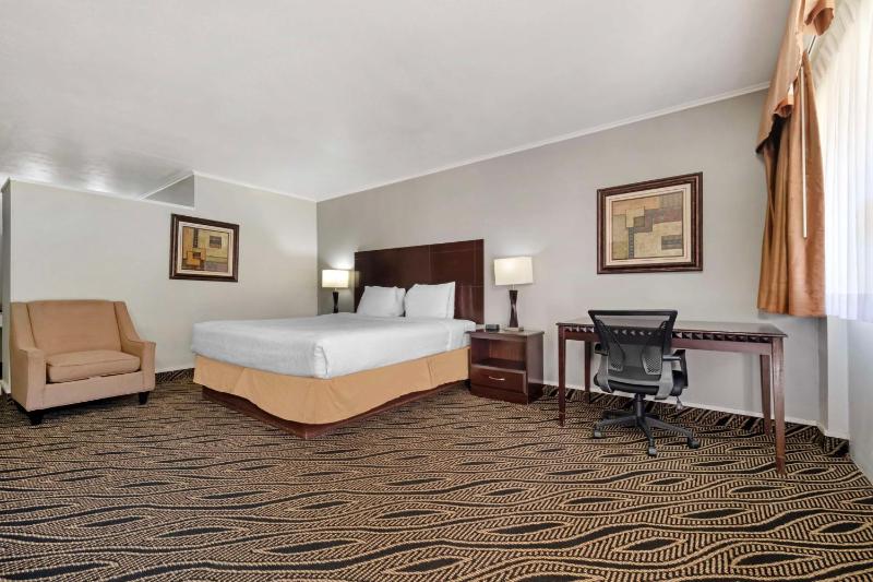 King Room - Non-Smoking image 3