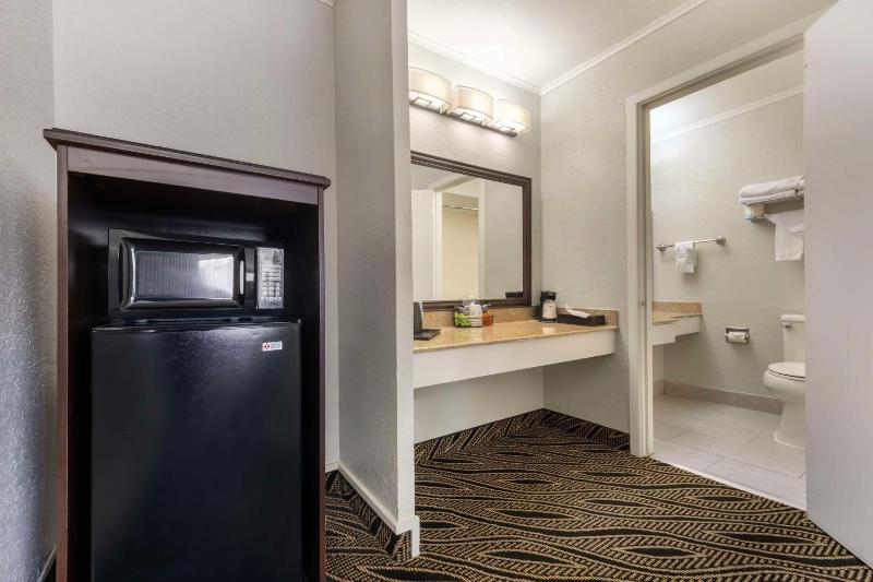 Queen Room with Two Queen Beds - Non-Smoking image 2