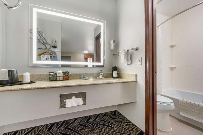 Double Room with Two Double Beds - Smoking image 2
