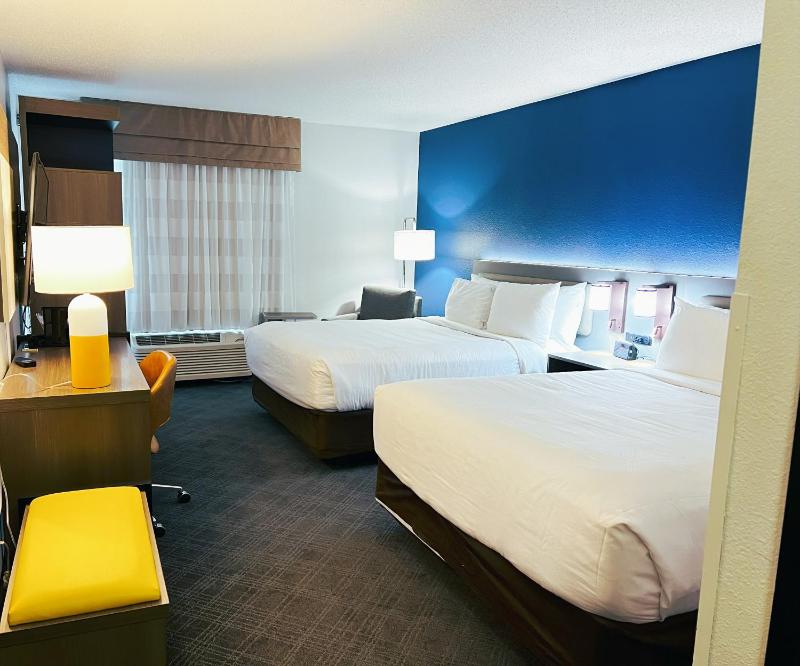 Queen Room with Two Queen Beds - Non-Smoking image 2