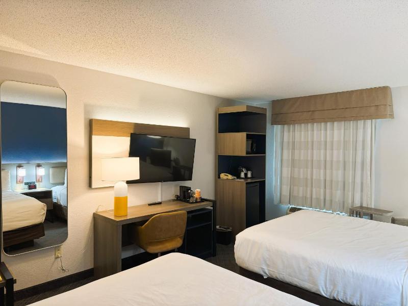 Queen Room with Two Queen Beds - Non-Smoking image 4