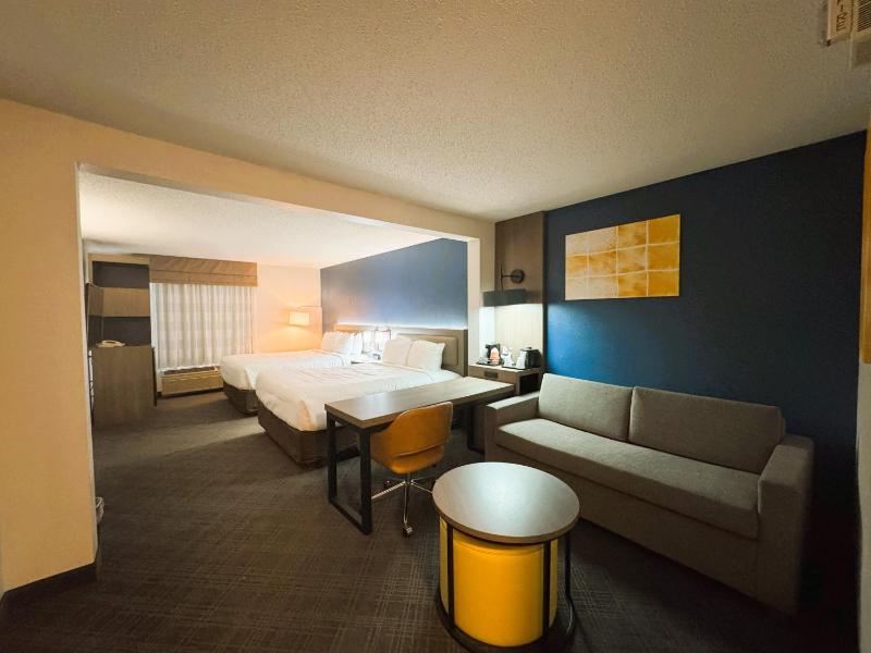 Queen Suite with Two Queen Beds - Non-Smoking image 3