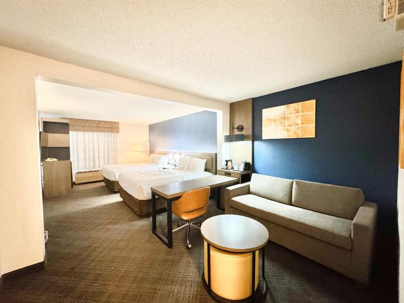 Queen Suite with Two Queen Beds - Non-Smoking image 2