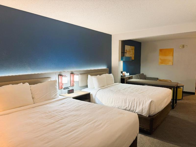 Queen Suite with Two Queen Beds - Non-Smoking image 4
