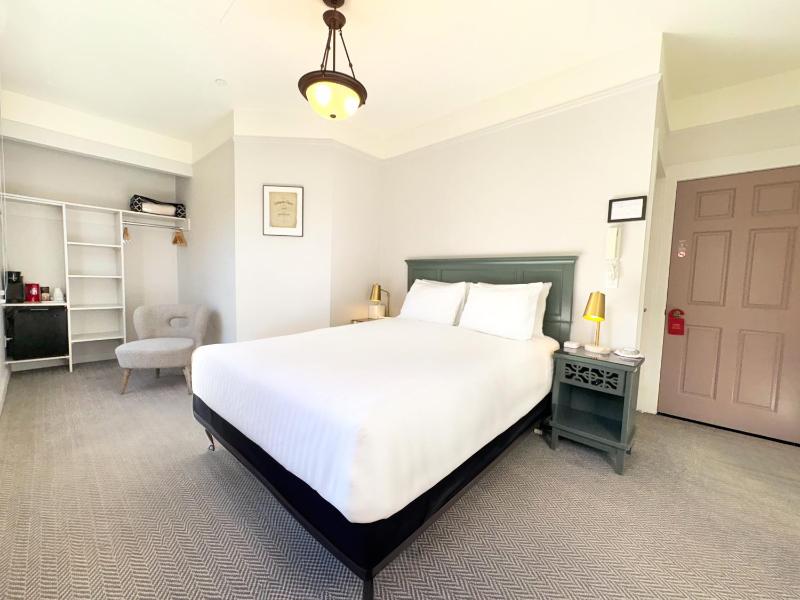 Deluxe Queen Room image 4