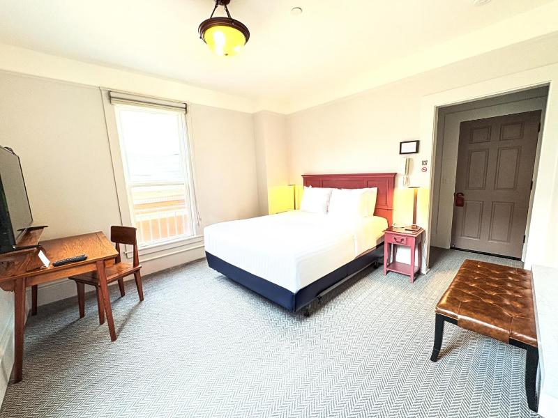 Deluxe Queen Room image 2