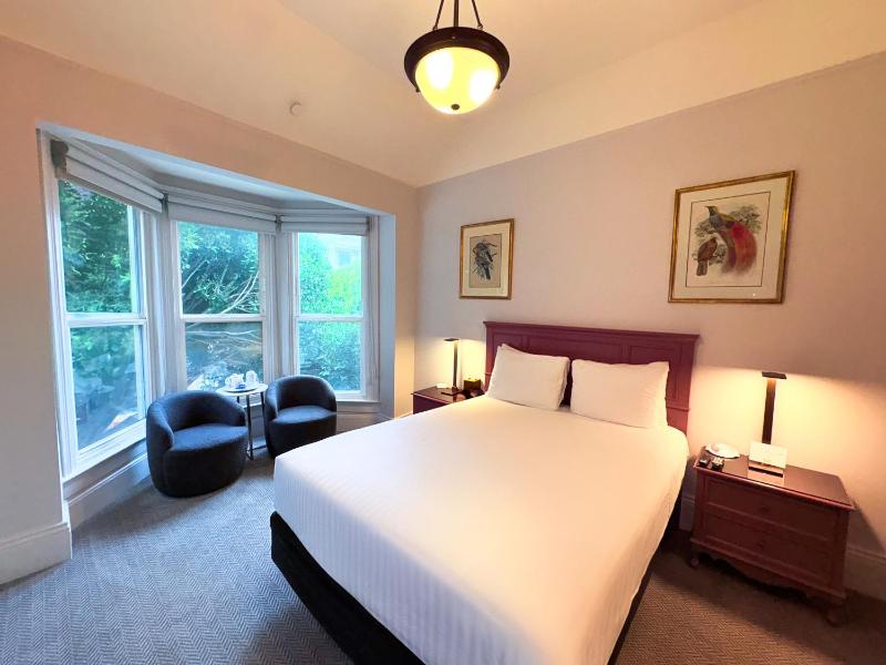 Deluxe Queen Room with Bay Windows image 3