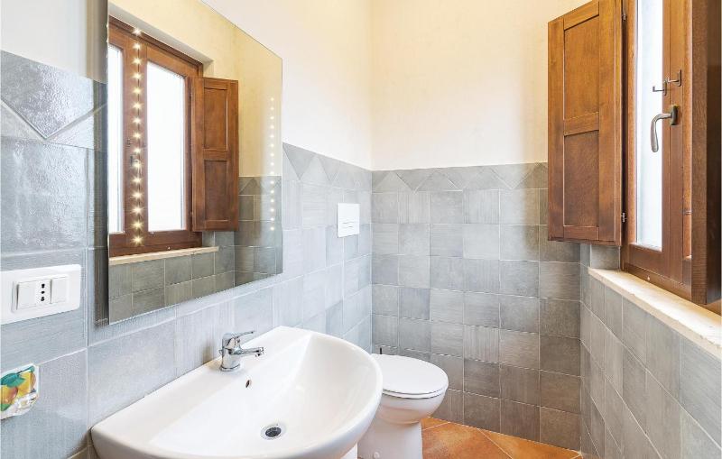 Nine-Bedroom Holiday Home image 4