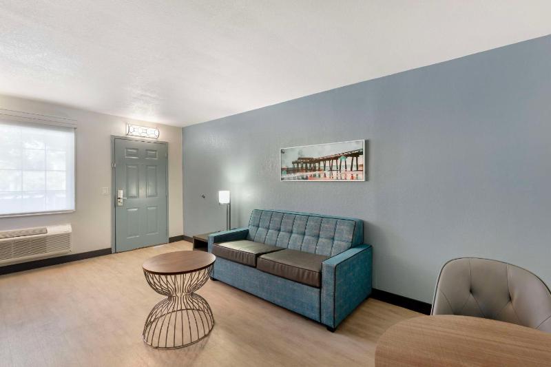 King Suite - Non-Smoking image 3