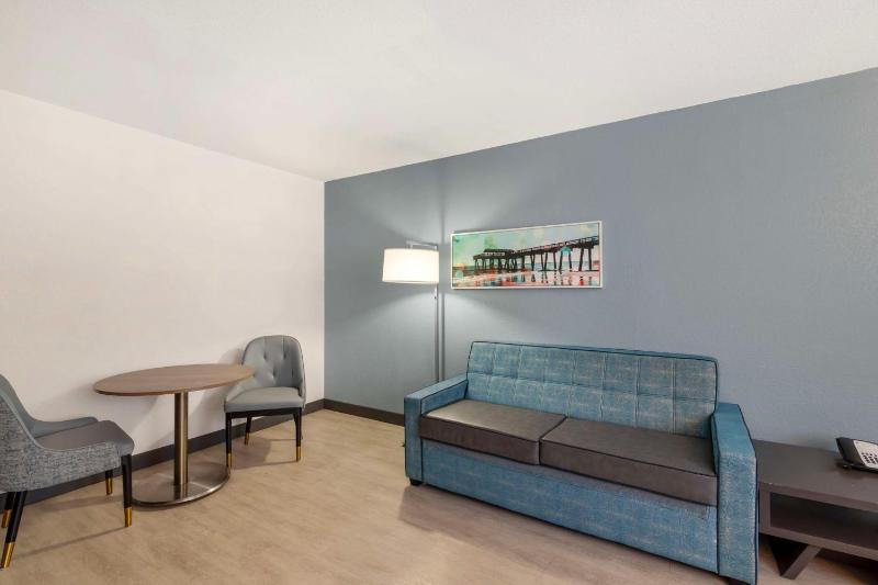 Queen Suite with Two Queen Beds - Non-Smoking image 3