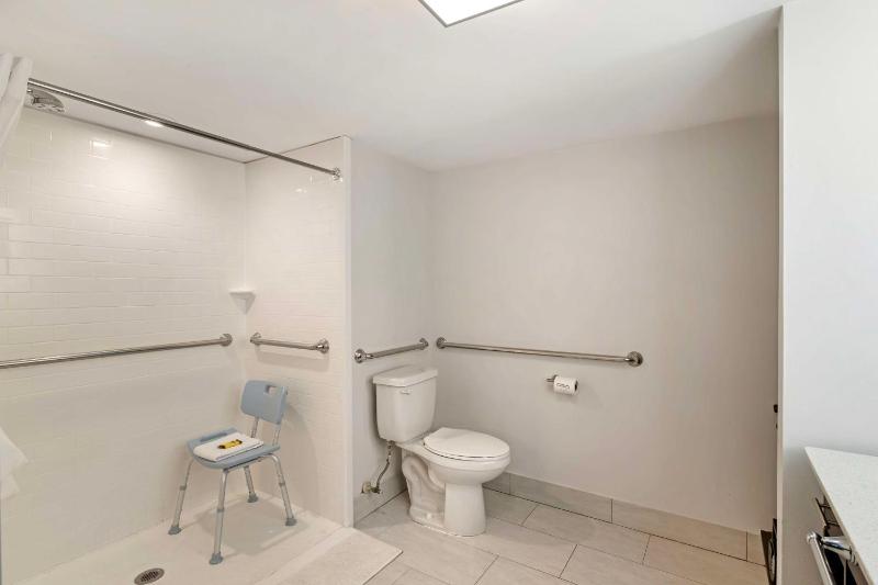 Queen Room with Disability Access - Non-Smoking image 2