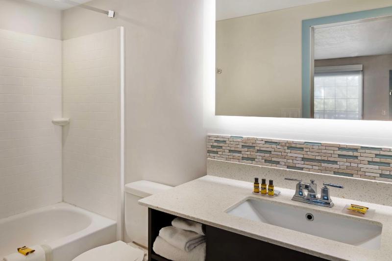 King Suite - Non-Smoking image 2