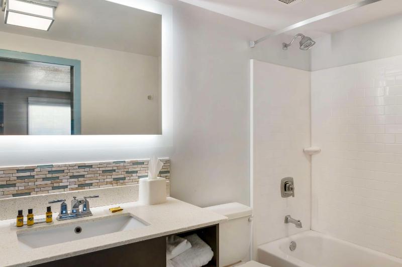 Queen Suite with Two Queen Beds - Non-Smoking image 2