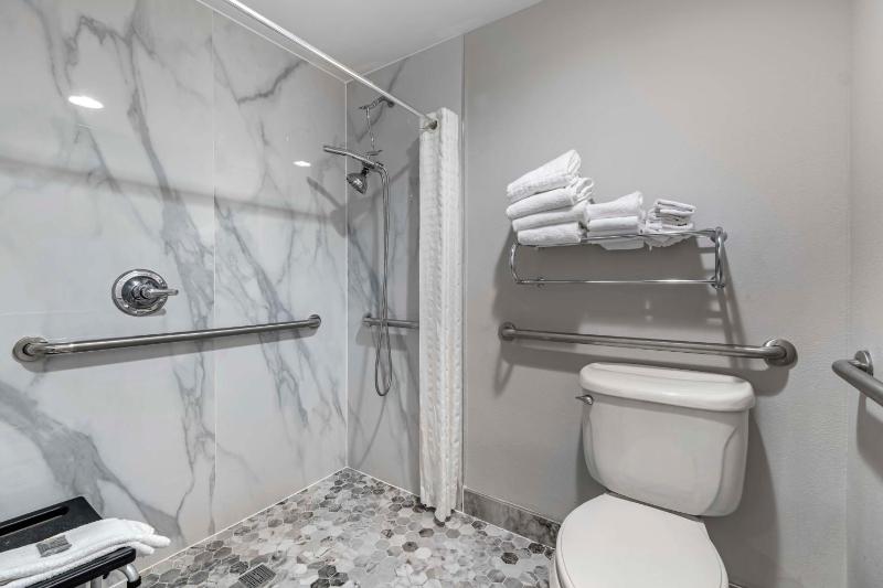 Queen Room with Two Queen Beds and Bath Tub - Disability Access image 2
