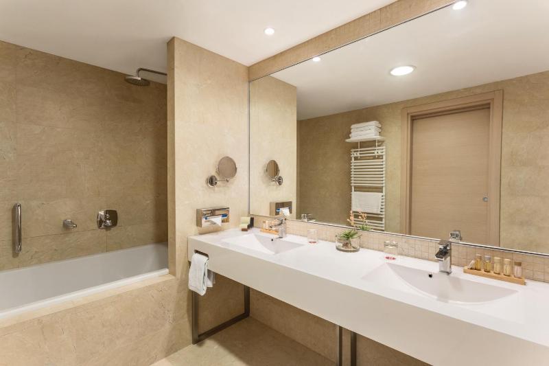 Ramada by Wyndham Oradea - image 7