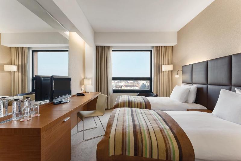 Ramada by Wyndham Oradea - image 19